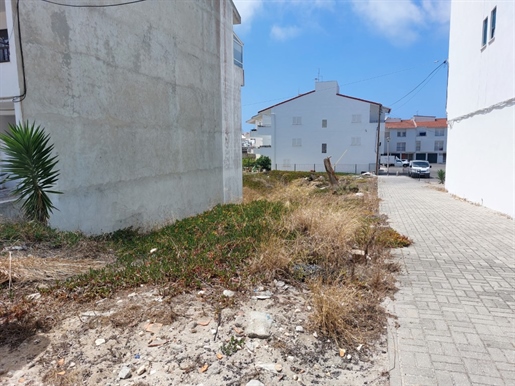 Land for Construction of Housing Block with 2 T3 Apartments and Garage in Nazaré, Camarção
