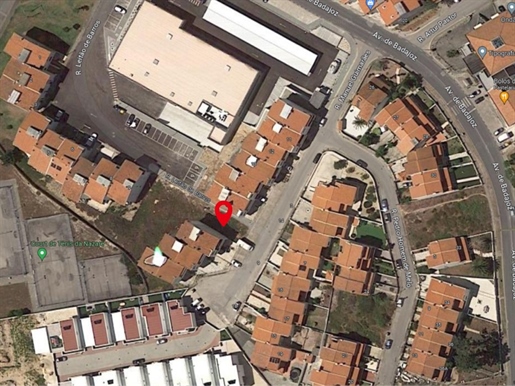 Terrain pour la construction d'un bloc d'habitation avec 2 appartements T3 et garage à Nazaré, Camar