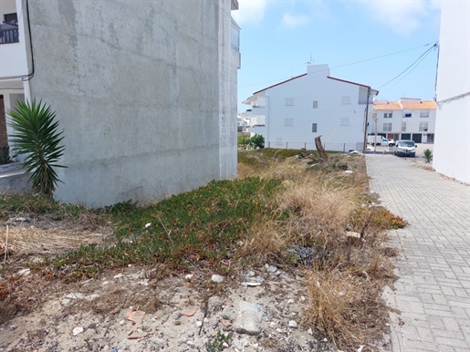 Land for Construction of Housing Block with 2 T3 Apartments and Garage in Nazaré, Camarção