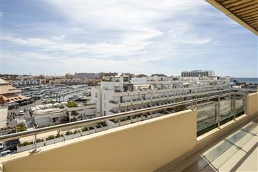 Penthouse in a luxury condominium at the Marina