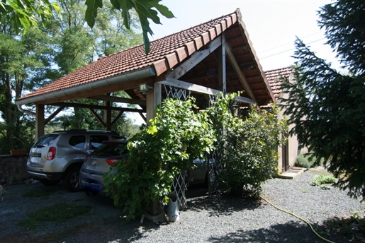 Ein schönes charmantes Haus mit angenehmer Aussicht und schönem Garten mit Bäumen und eingezäunten 