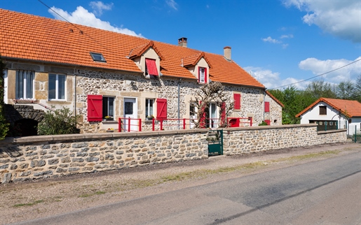 In a small quiet hamlet, between Autun and Beaune, very beautiful property in perfect general condi