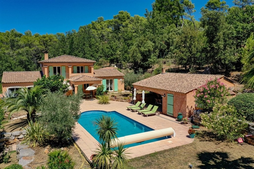 Property with swimming pool of more than 4,000 m²