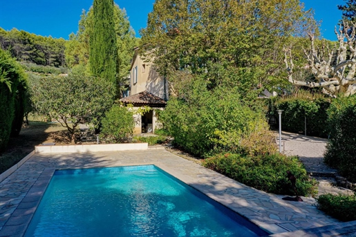 Charming Building With Pool On 6,800 M² Of Land