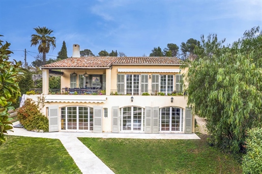 Mougins - Charming Provencal villa in secure estate with sea view