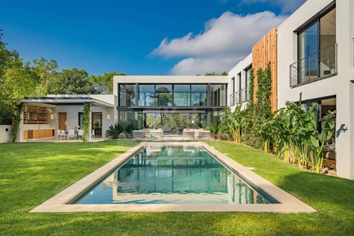 Mougins - Splendid new contemporary villa in gated estate