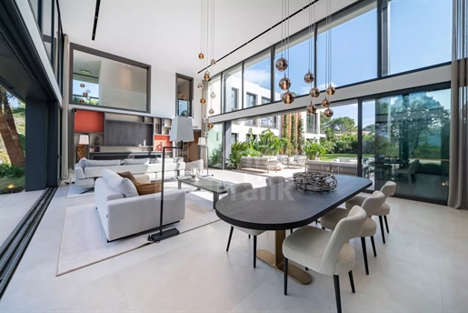 Mougins - Prachtige nieuwe moderne villa in een omheind domein