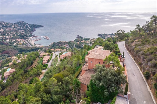 Theoule sur Mer : Superb Hilltop Villa with Pool and Panoramic Sea Views