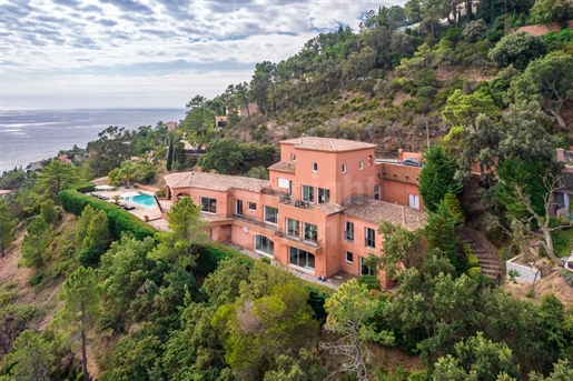 Theoule sur Mer : Superb Hilltop Villa with Pool and Panoramic Sea Views