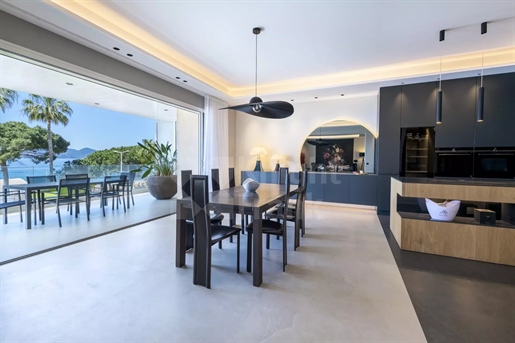 Cannes Croisette - Fully renovated 4 bedroom apartment with splendid sea view