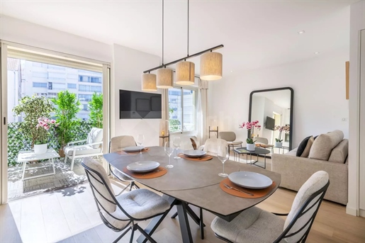 Cannes - Completely renovated modern flat in the centre of town