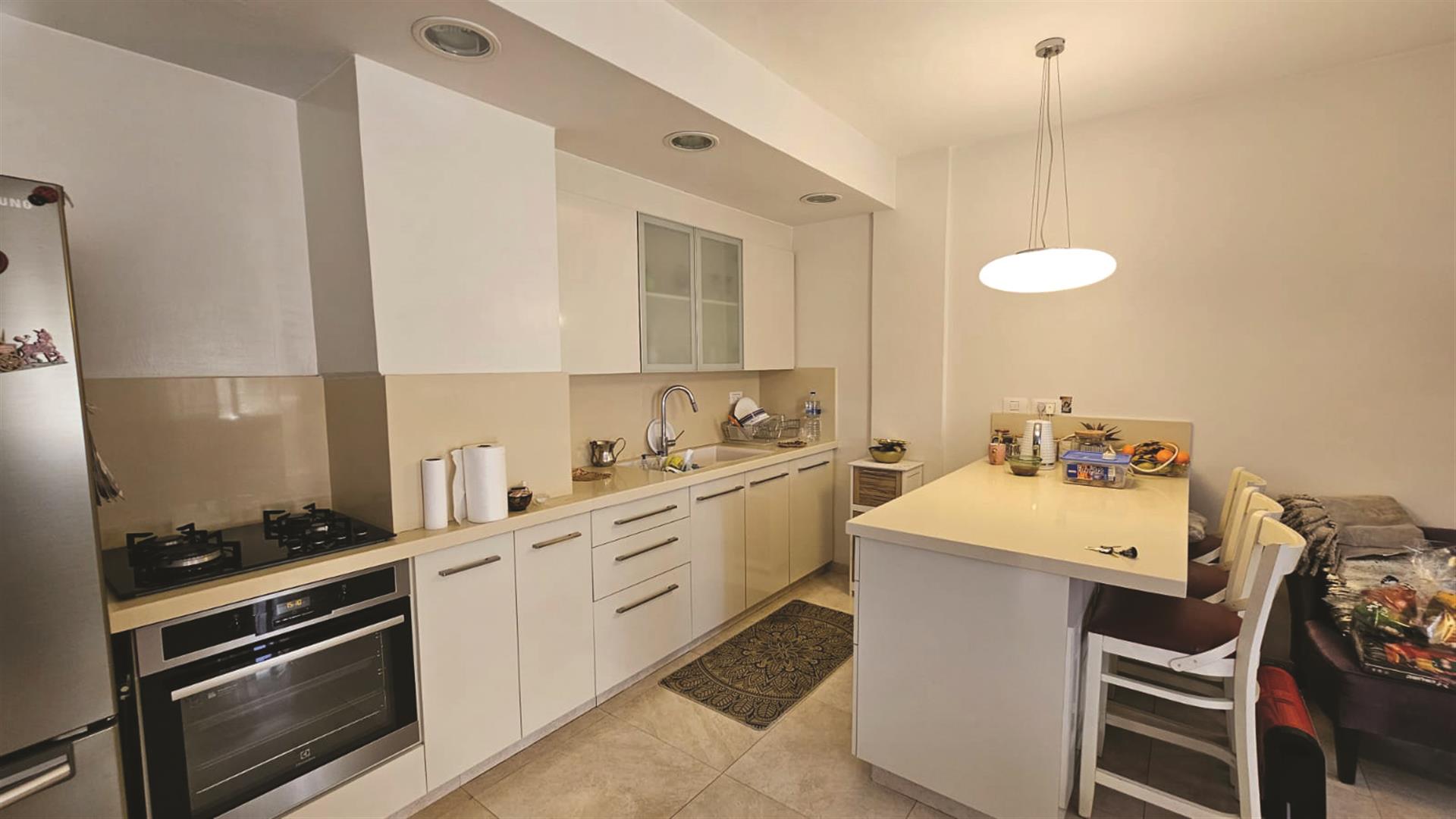For sale: renovated apartment in Old Katamon