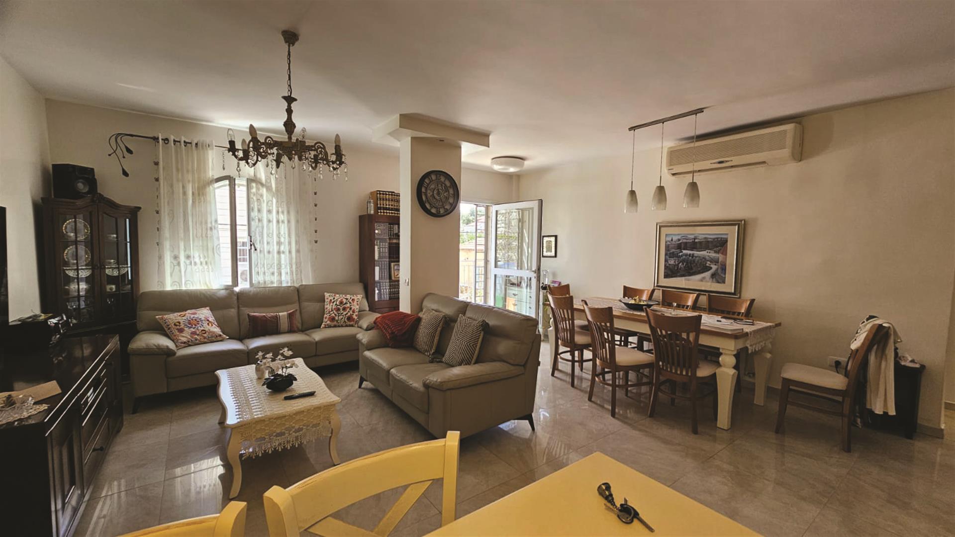 For sale: renovated apartment in Old Katamon