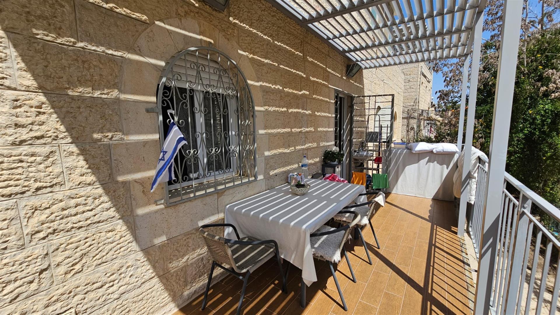 For sale: renovated apartment in Old Katamon