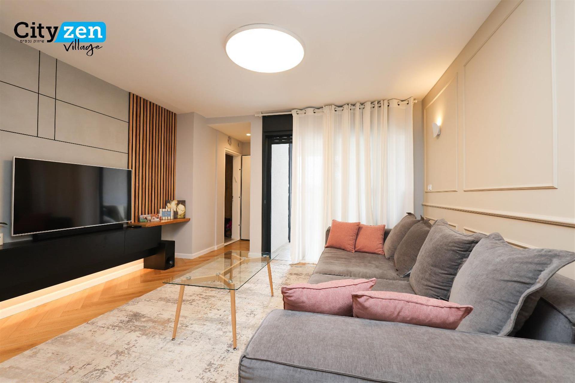 A renovated 4 room apartment at the highest level possible!