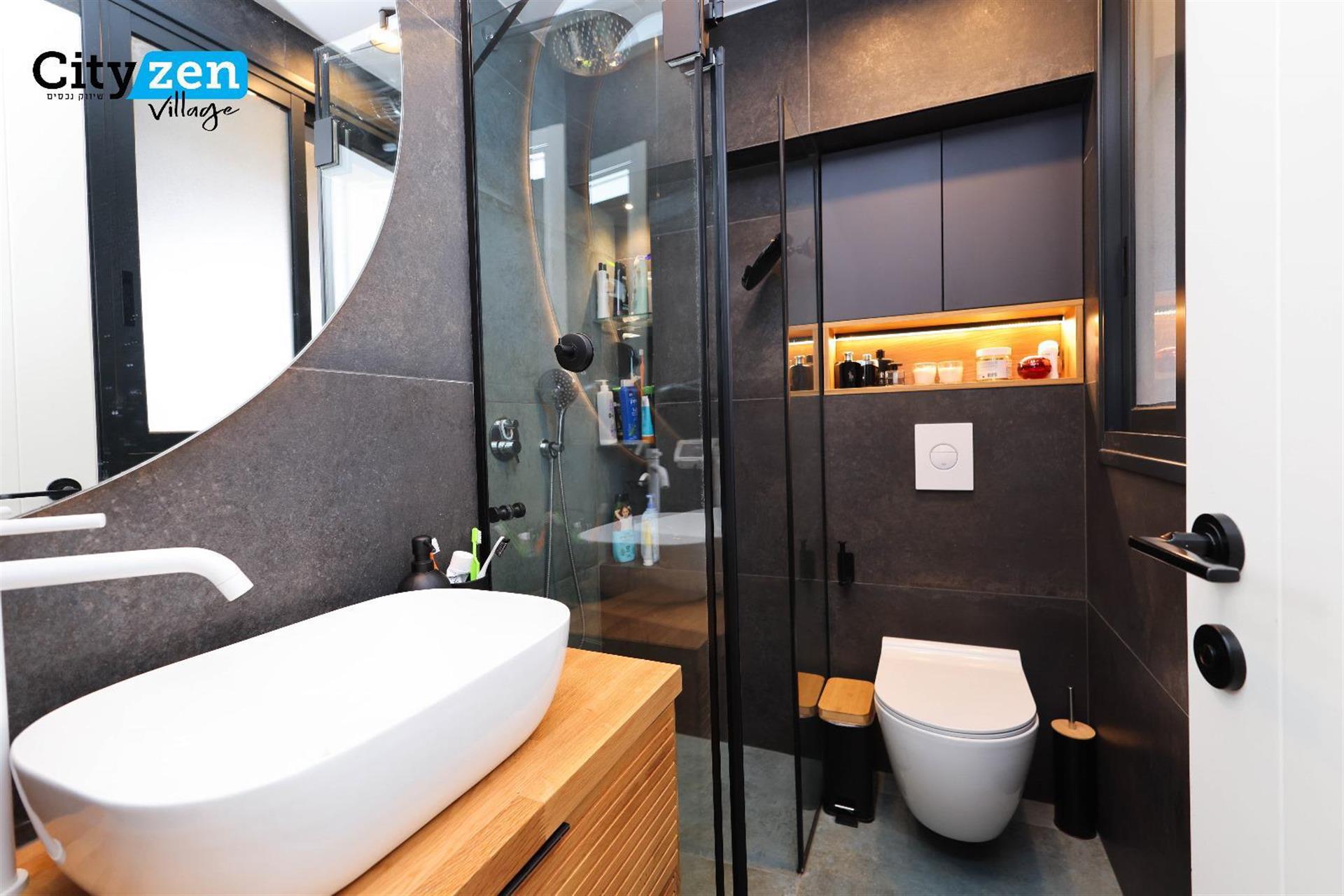 A renovated 4 room apartment at the highest level possible!