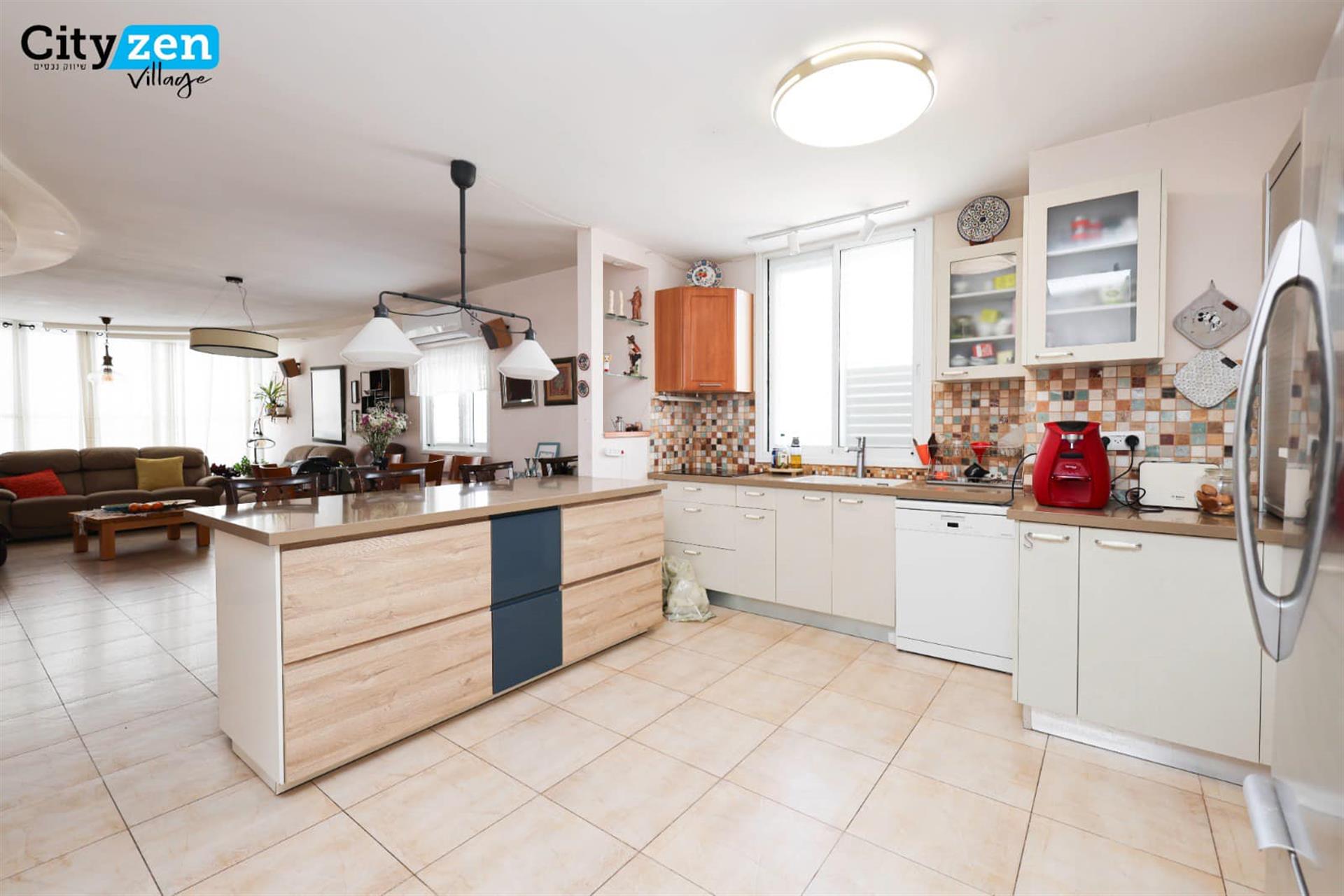Spacious and renovated 5-room apartment on Brodetsky Street 