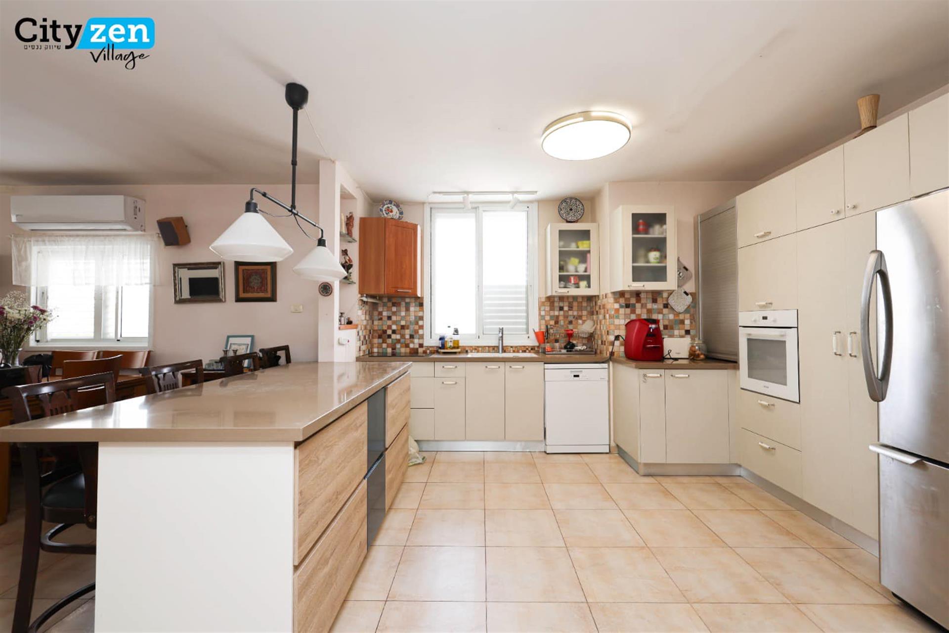 Spacious and renovated 5-room apartment on Brodetsky Street 
