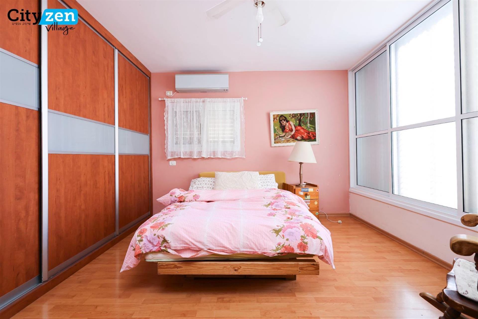 Spacious and renovated 5-room apartment on Brodetsky Street 