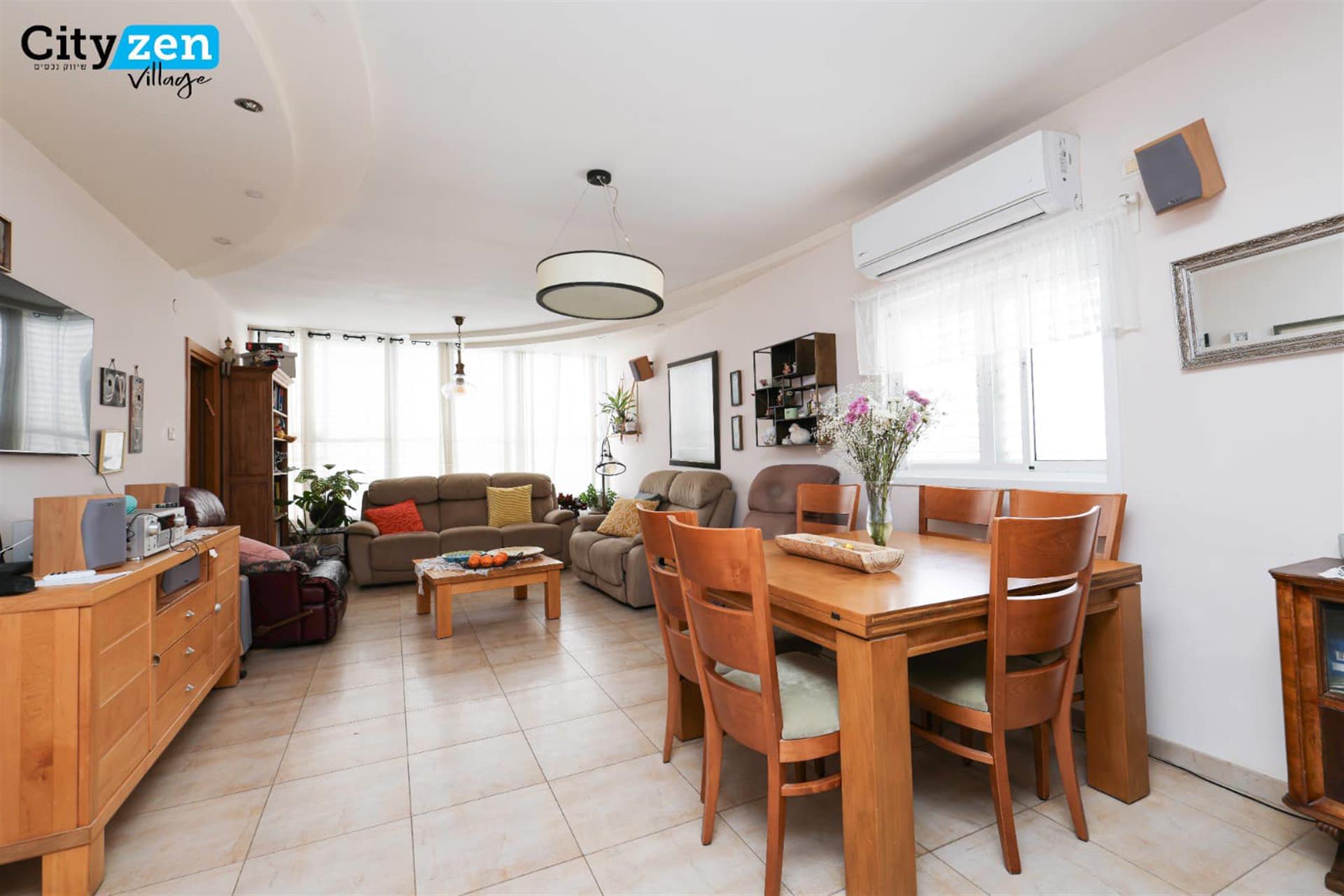 Spacious and renovated 5-room apartment on Brodetsky Street 