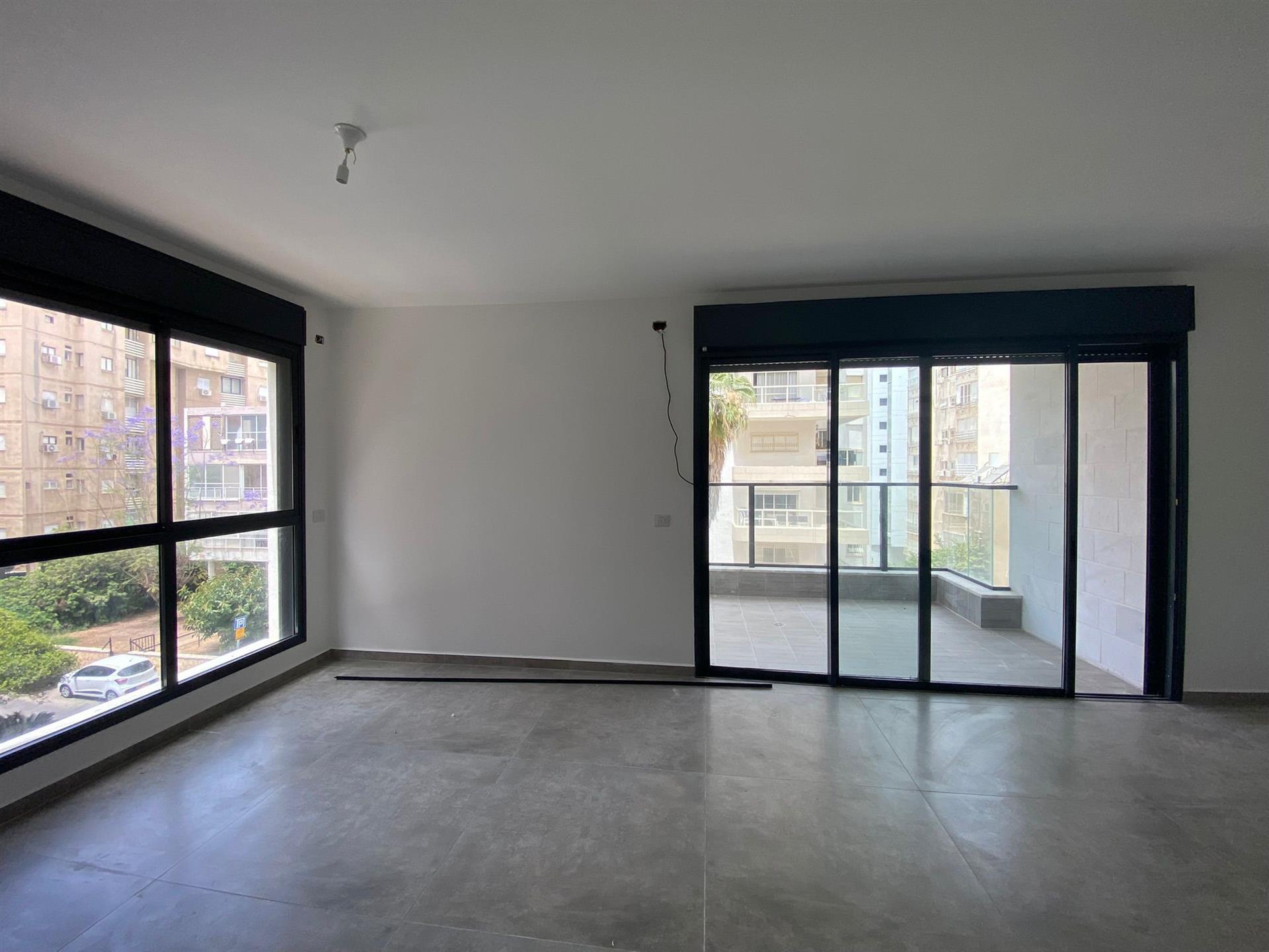 A new and spacious 5-room apartment on 5 Sderot Chen Street