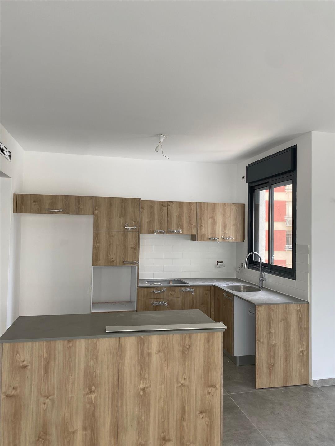 A new and spacious 5-room apartment on 5 Sderot Chen Street