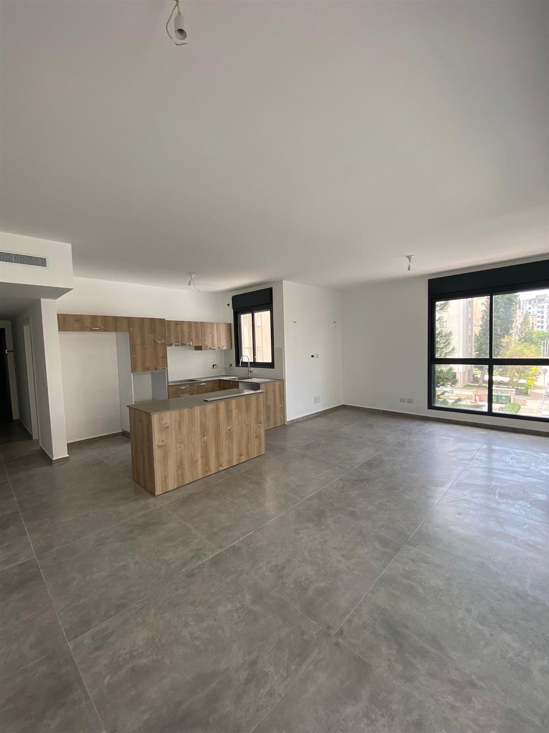 A new and spacious 5-room apartment on 5 Sderot Chen Street