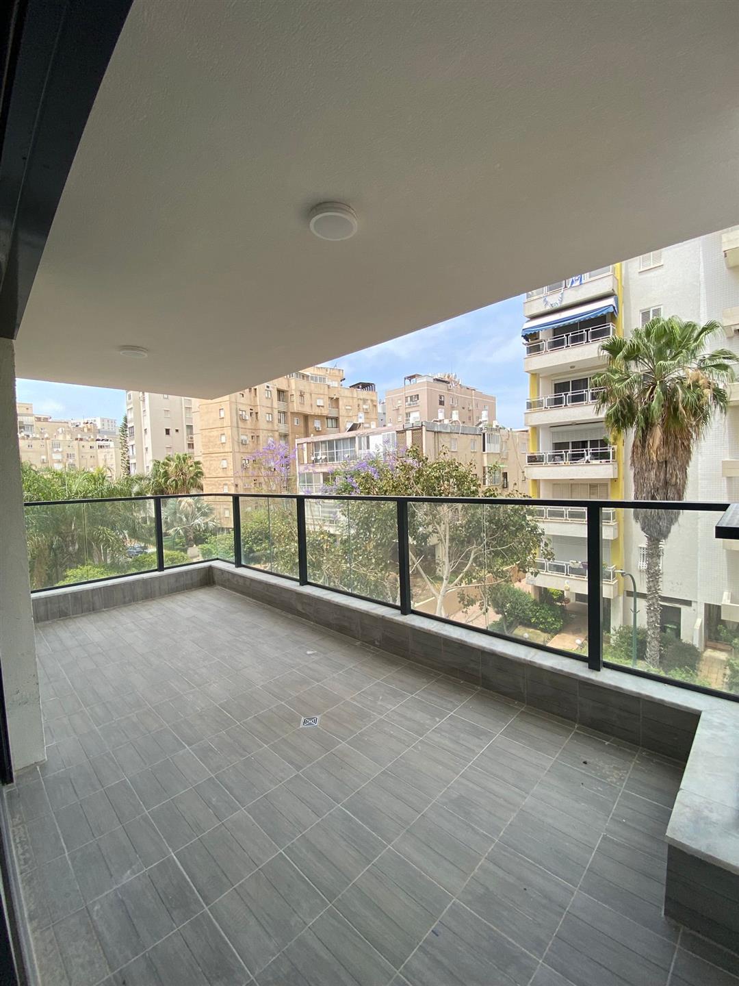 A new and spacious 5-room apartment on 5 Sderot Chen Street
