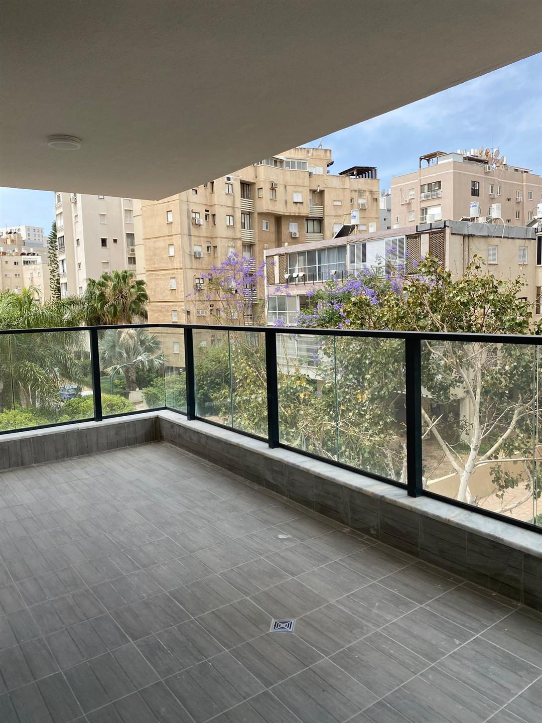 A new and spacious 5-room apartment on 5 Sderot Chen Street