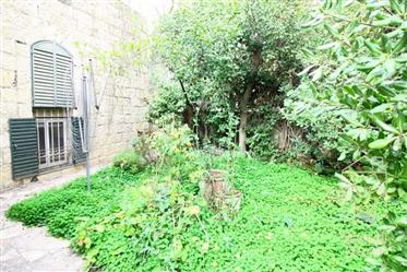 Garden apartment for sale in the German Colony neighborhood!