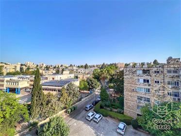 For sale - 5.5 room apartment in a great location in old Katamon!