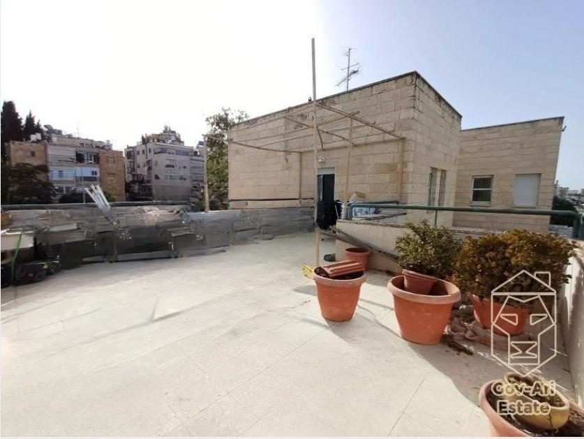 Charming penthouse for sale on Uziel Street!