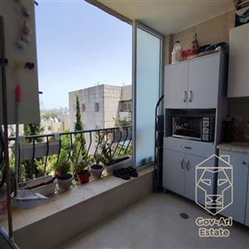 For sale - an invested and well-maintained apartment in the Gilo neighborhood in Jerusalem!