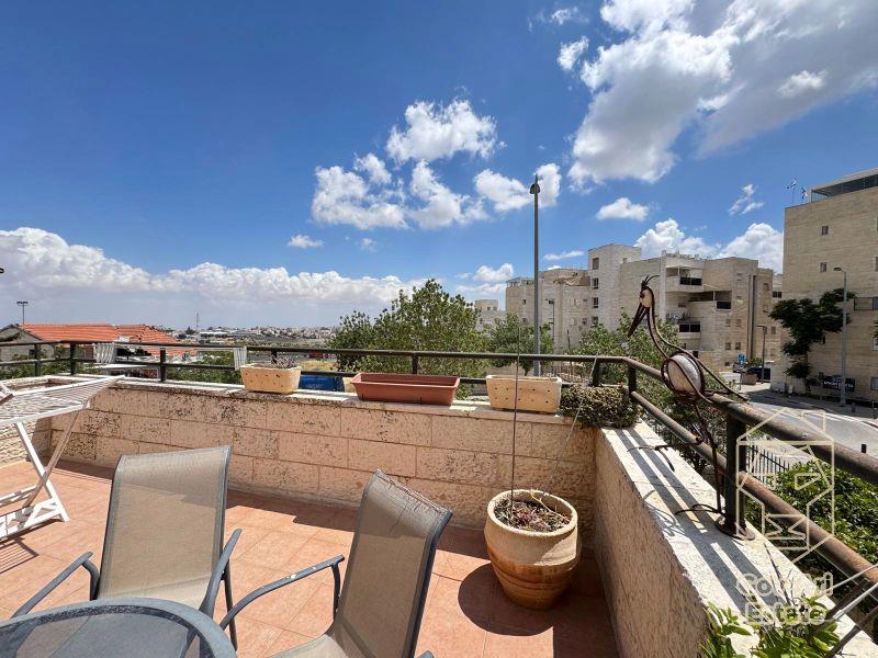New for sale in the Gilo neighborhood – stunning apartment with a living unit!