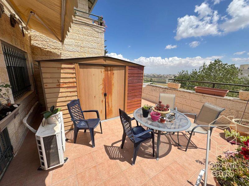 New for sale in the Gilo neighborhood – stunning apartment with a living unit!