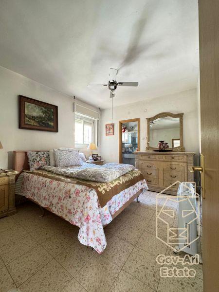 New for sale in the Gilo neighborhood – stunning apartment with a living unit!