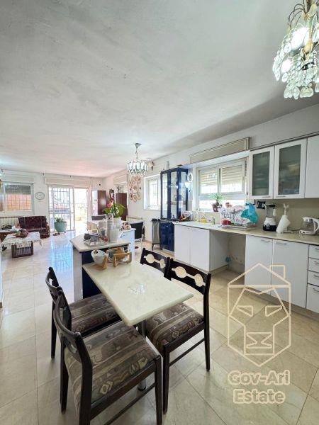 New for sale in the Gilo neighborhood – stunning apartment with a living unit!