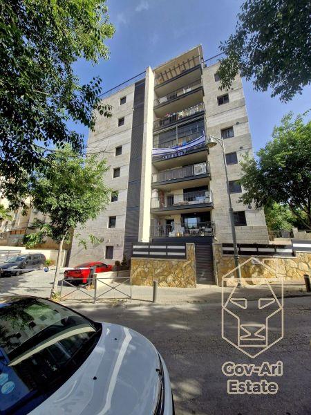 New on the Market! Stunning Apartment in a Boutique Building in Katamonim