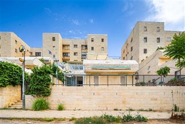 En exclusivité - un superbe appartement de jardin de 5 pièces à vendre dans le projet classé Moshe 