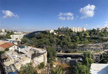 A duplex apartment with full potential for sale in the Ir Ganim neighborhood in Jerusalem!
