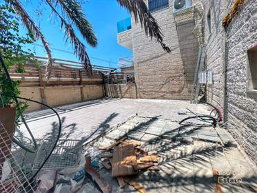 A lovely garden apartment for sale in the Katamon neighborhood of Jerusalem!
