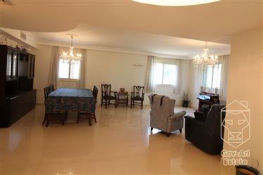 A particularly large and beautiful apartment for sale in the old Katamon neighborhood!
