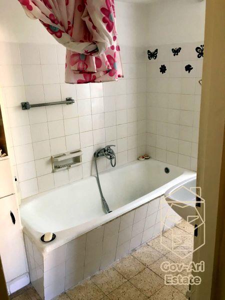 In the heart of the Arnona neighborhood, a charming 4-room apartment!