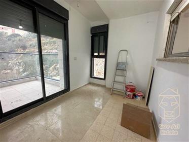 Dans le quartier d’Ir Ganim dans un bel immeuble en pierre rénové, un appartement neuf est proposé 