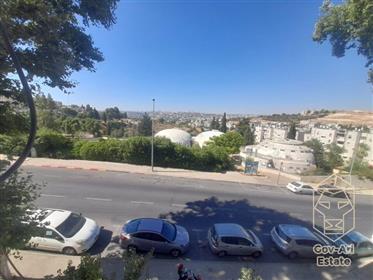 Nouvelle exclusivité - à vendre dans le quartier de Gilo à Jérusalem, un bel appartement sur la rue