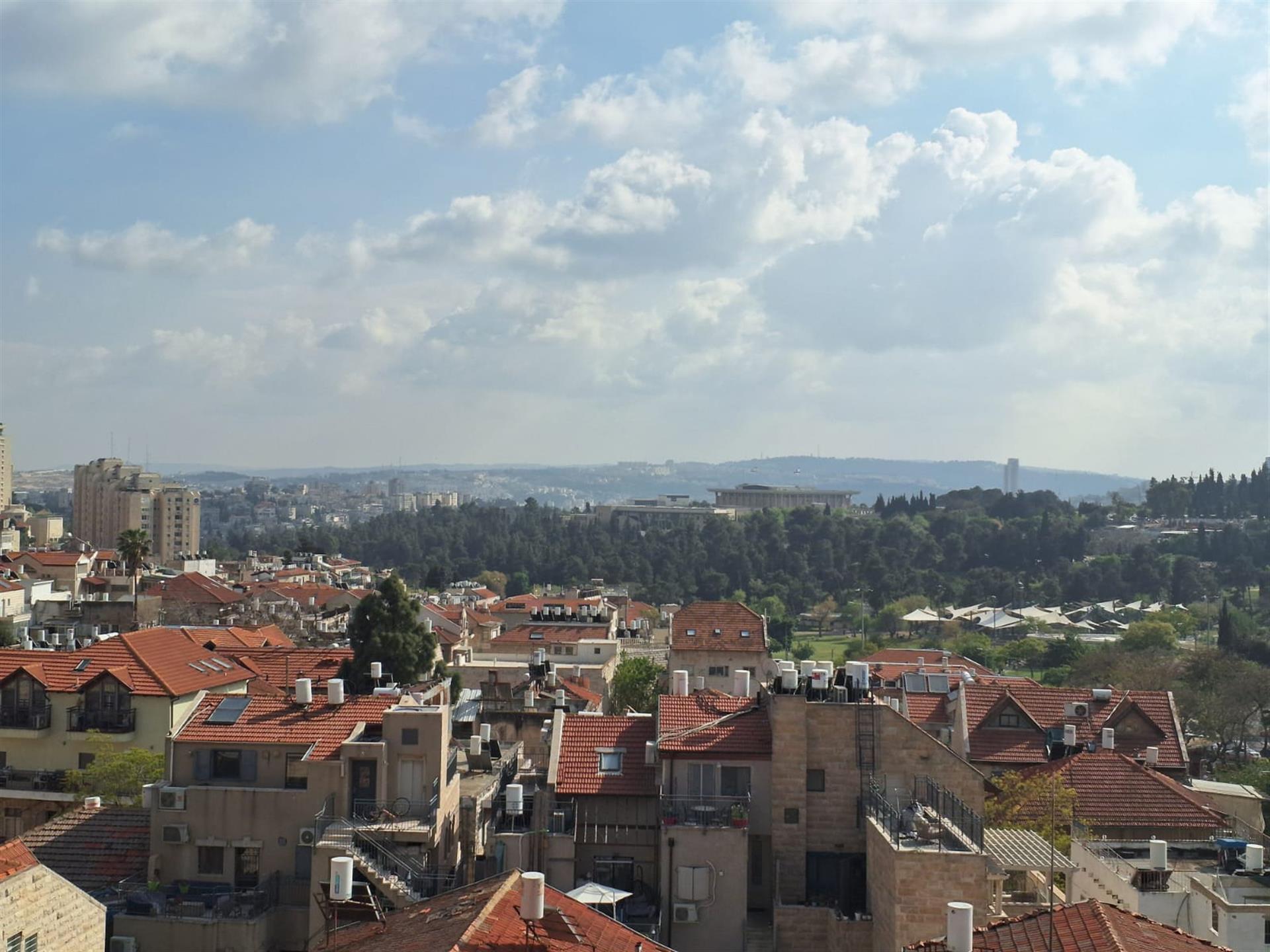 Ontdek het luxe leven in dit prachtige duplex penthouse gelegen in het hart van Jeruzalem's gewilde-
