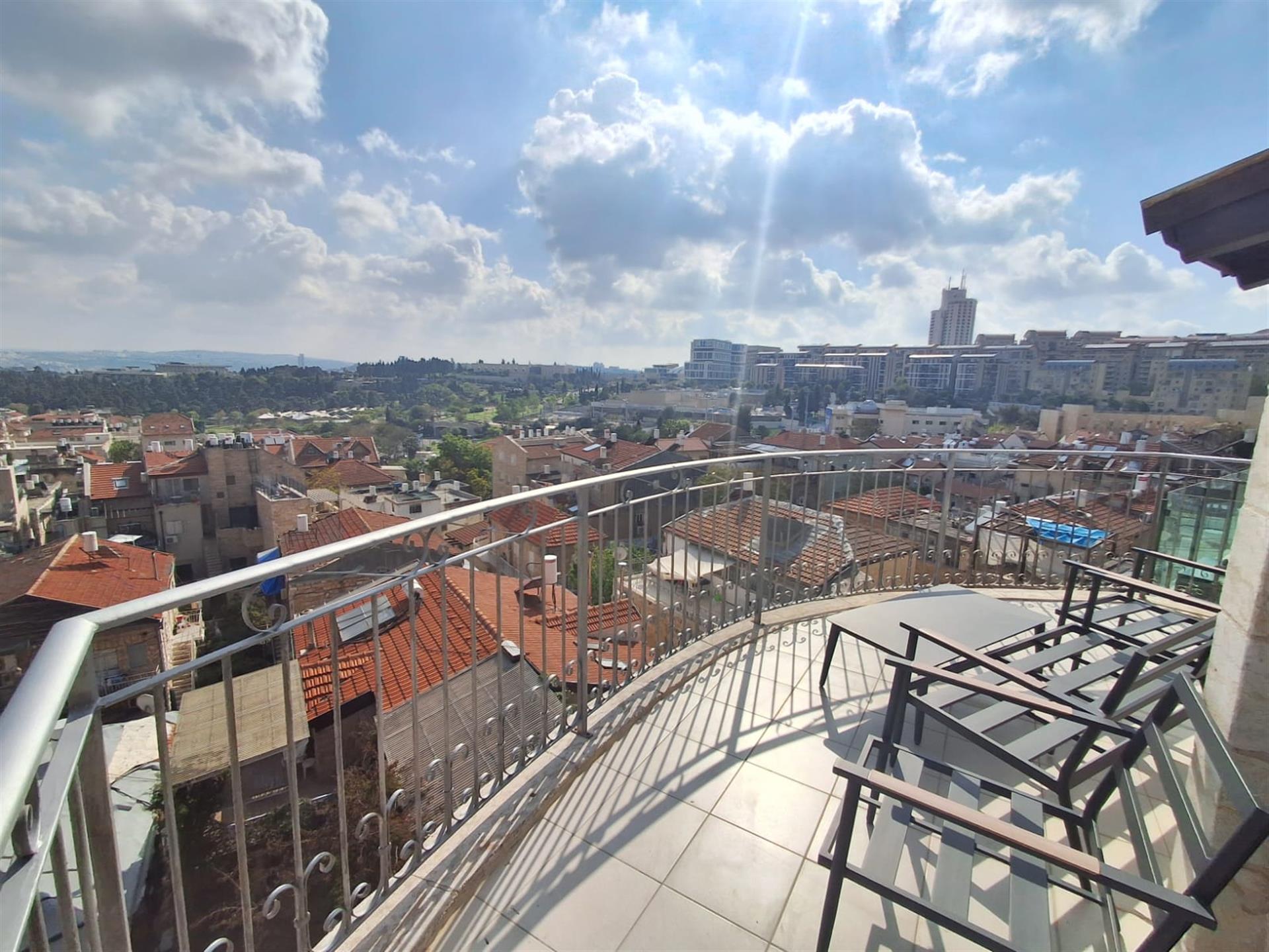 Ontdek het luxe leven in dit prachtige duplex penthouse gelegen in het hart van Jeruzalem's gewilde-