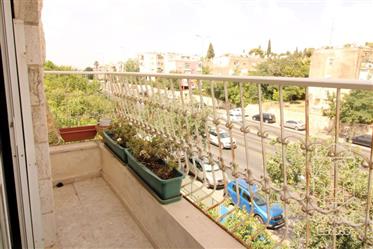 A 4-room apartment in the Talpiot neighborhood of Baka border that you won't want to miss!