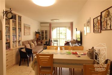 A 4-room apartment in the Talpiot neighborhood of Baka border that you won't want to miss!