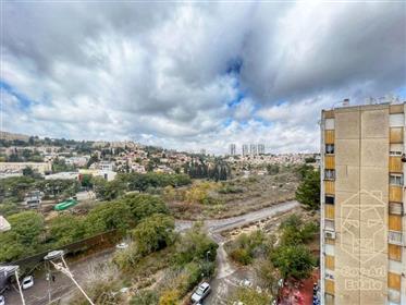A charming apartment for sale in the Kiryat HaYoval neighborhood in Jerusalem!